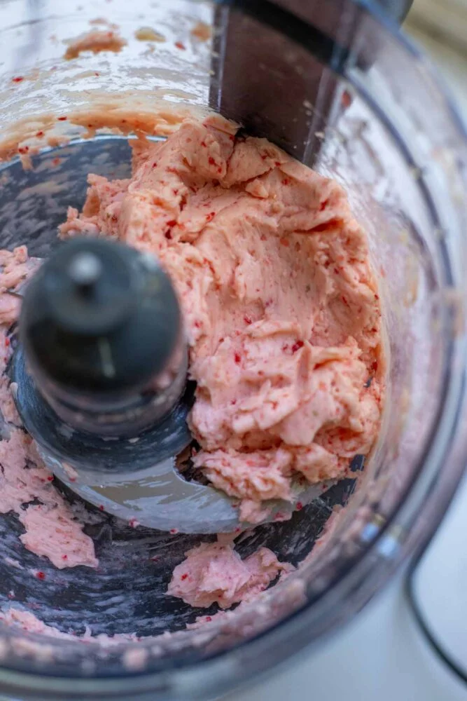 Food processor mixing butter and strawberry pulp