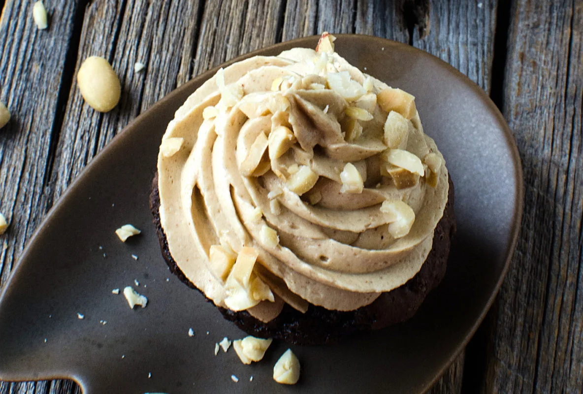 One-bowl method for mixing chocolate zucchini cupcake batter